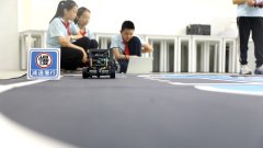 ”获学生崔云琛向记者展现了他们的成就单：线